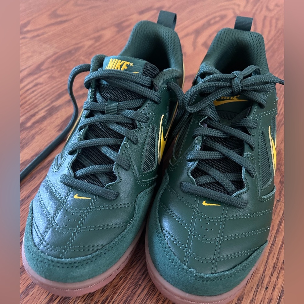 Nike Gato youth size 2.5 new no box